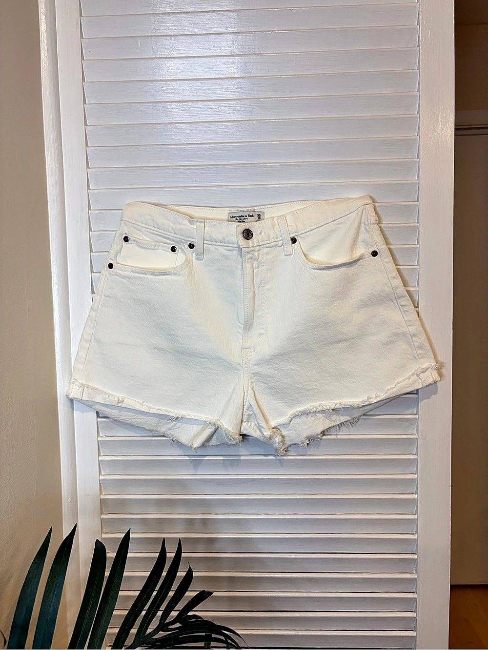 Abercrombie & Fitch The Mom Short High Rise Curve Love White Denim Size 30